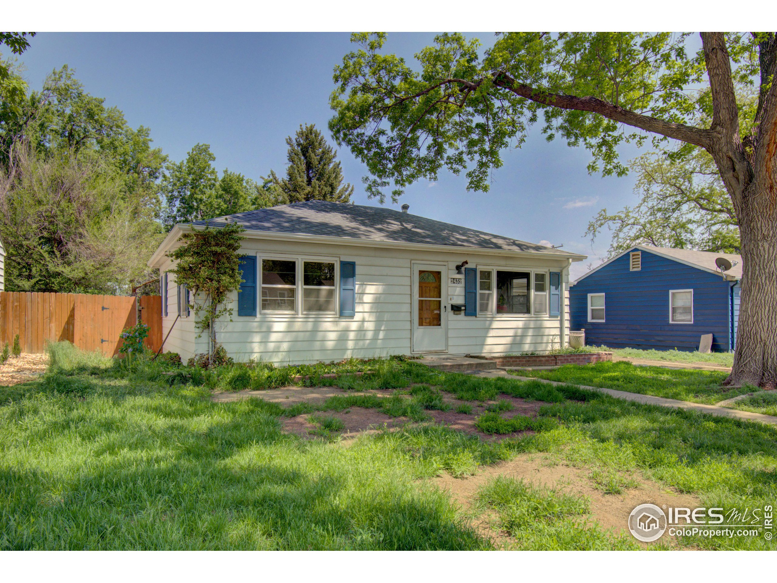 a view of a house with a backyard