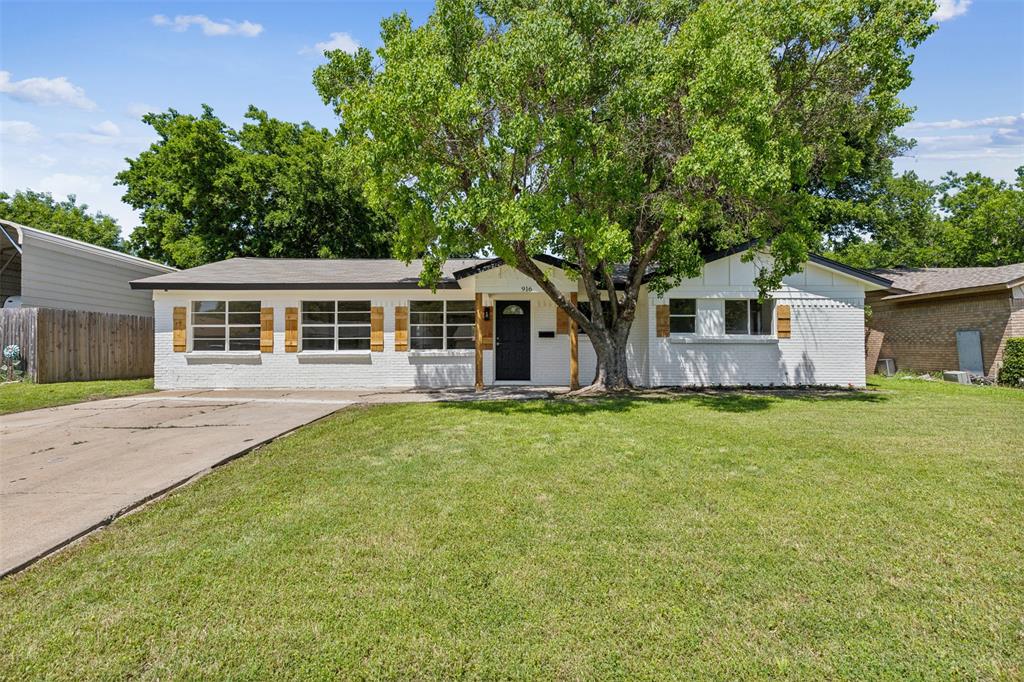 a view of a house with a backyard