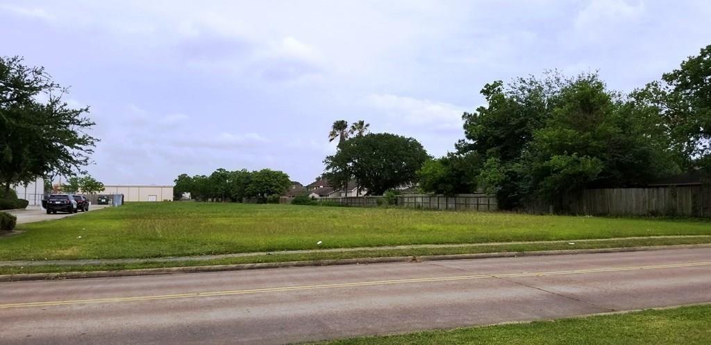 a view of a tennis ground with a trees