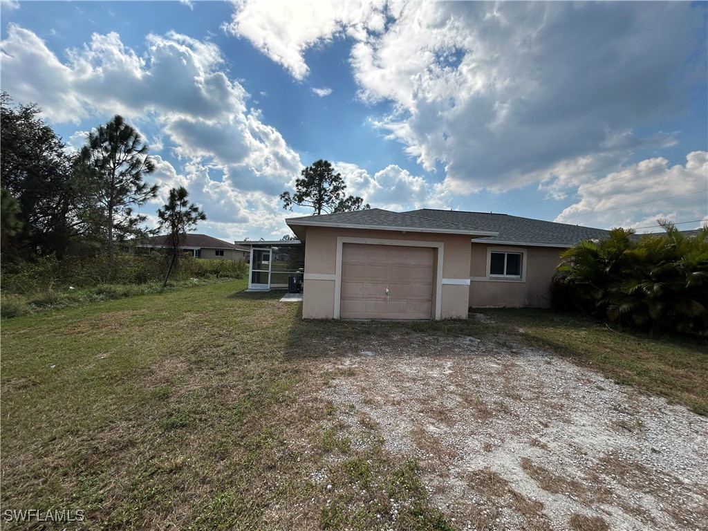 a view of a house with a yard