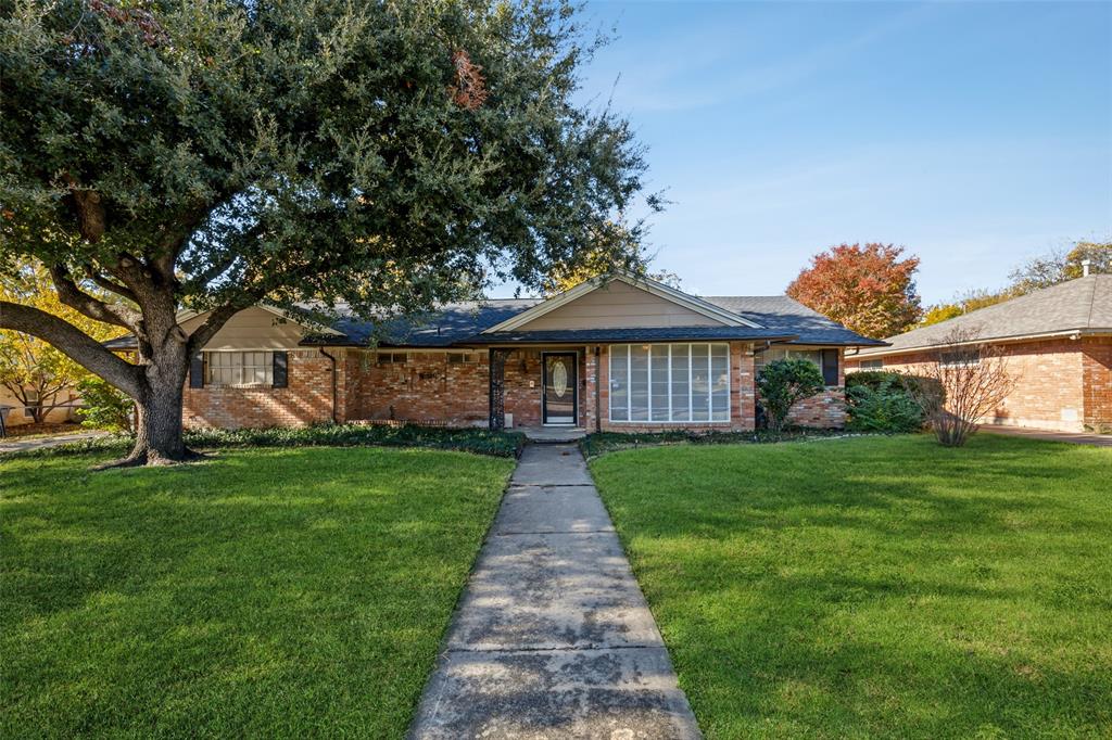 a view of a front of house with a yard