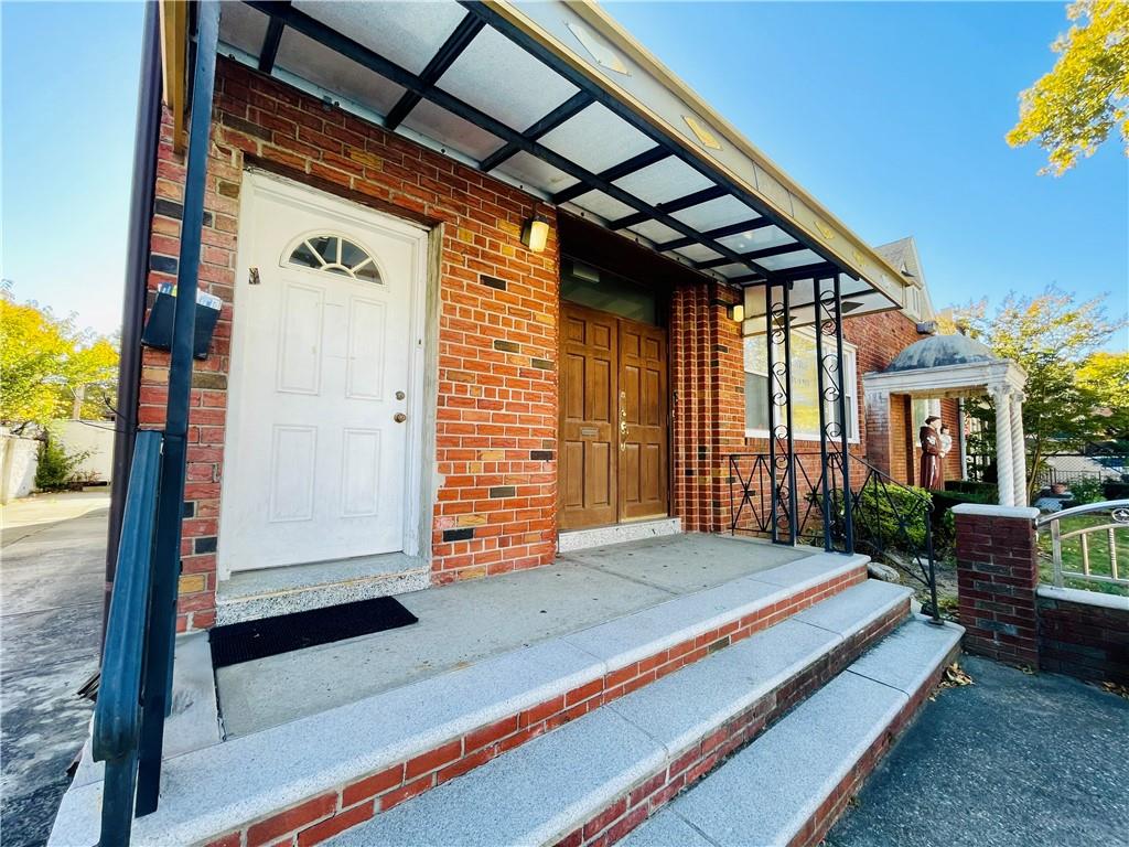 a view of a house with porch