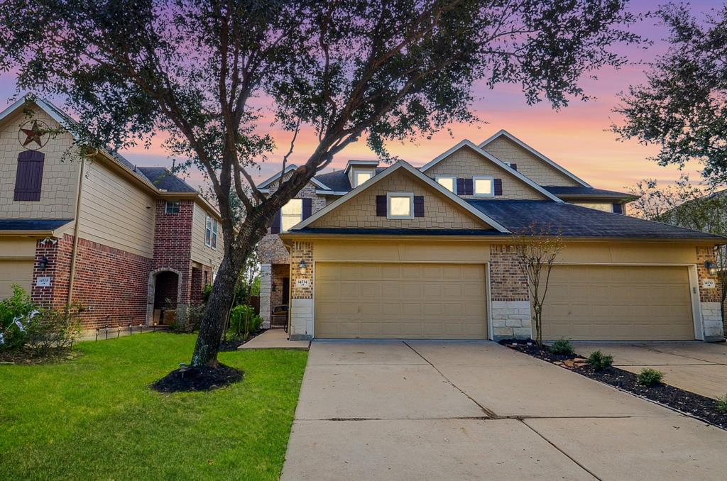 Stunning townhome in sought after Cole's Crossing w/mature oak trees and landscaping.