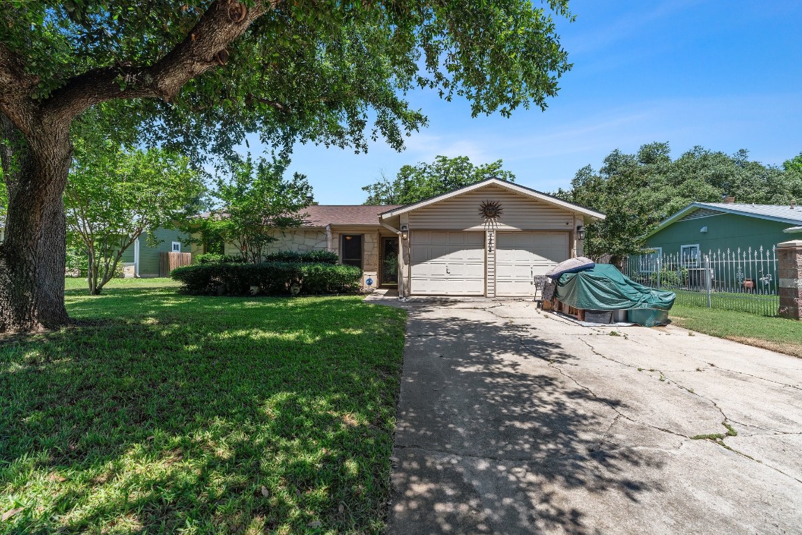 Single story gem in a fantastic NE Austin location backing to a tree-filled expanse of green space.