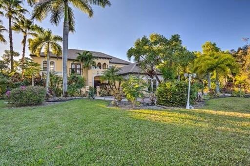 a view of a back yard