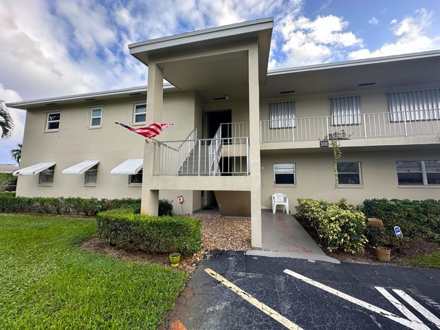 $155,000 | 306 Circle Drive South, Unit 104 | Boynton Beach