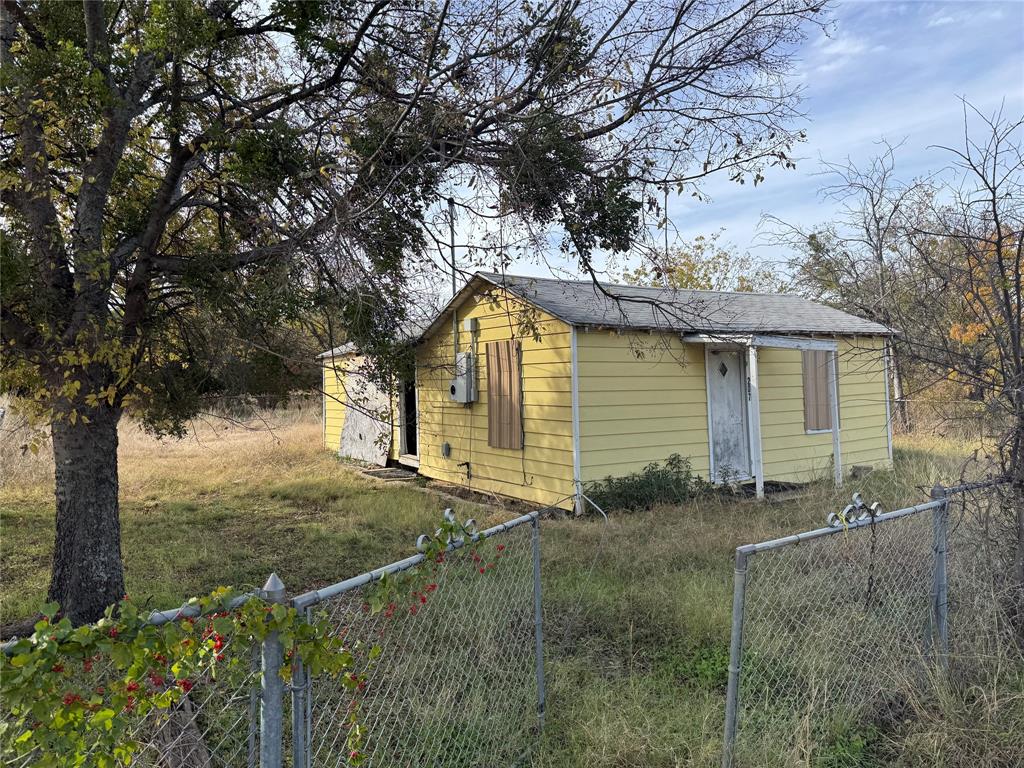 a view of backyard of house and trees