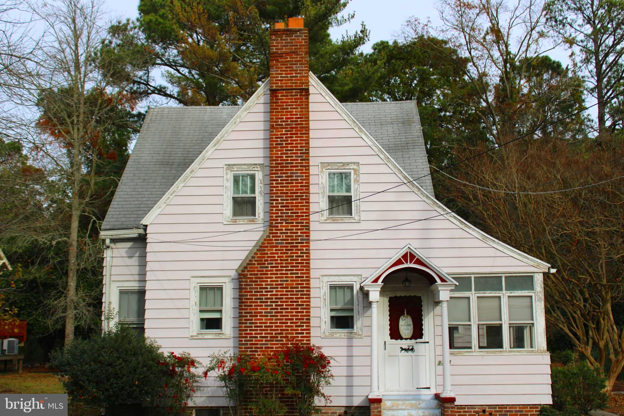 a view of house that has a tree in the background