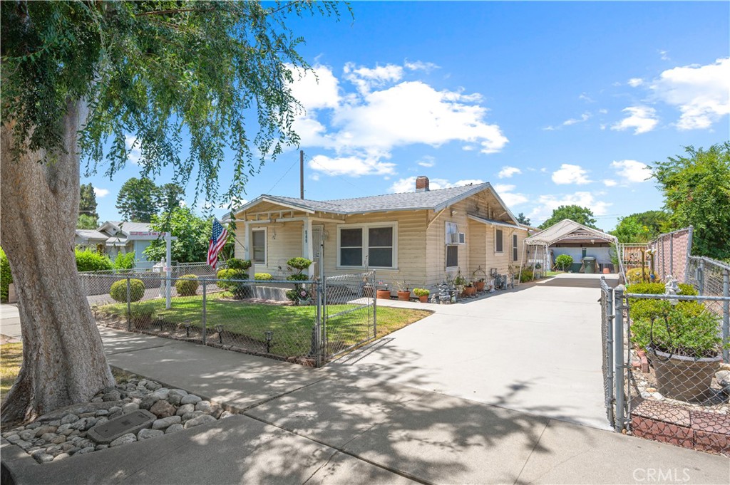 Front House has it's own gated driveway with it's own backyard