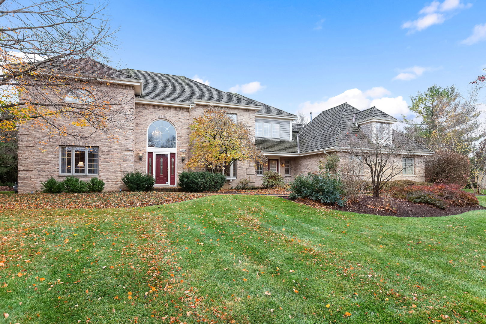 a view of a house with backyard and garden