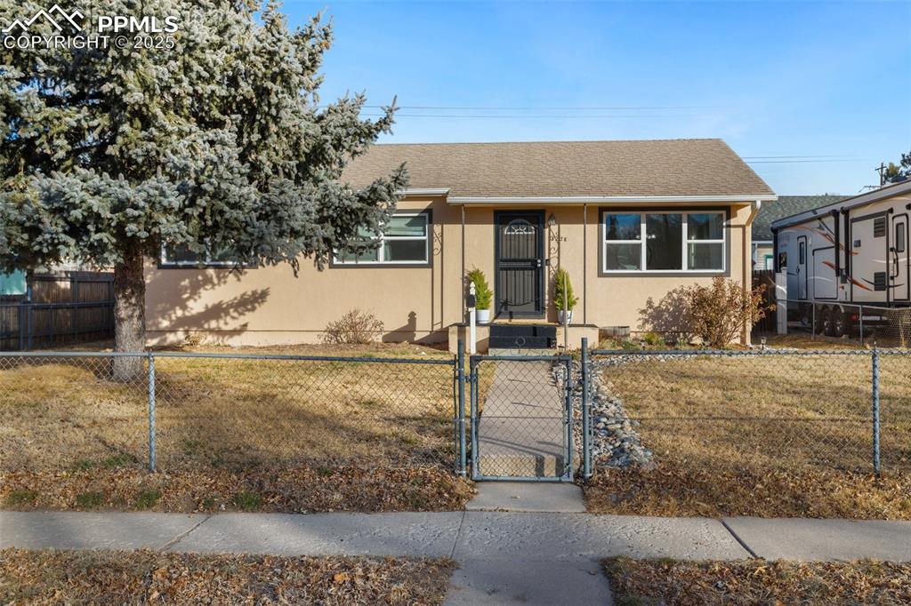 a view of a house with a yard