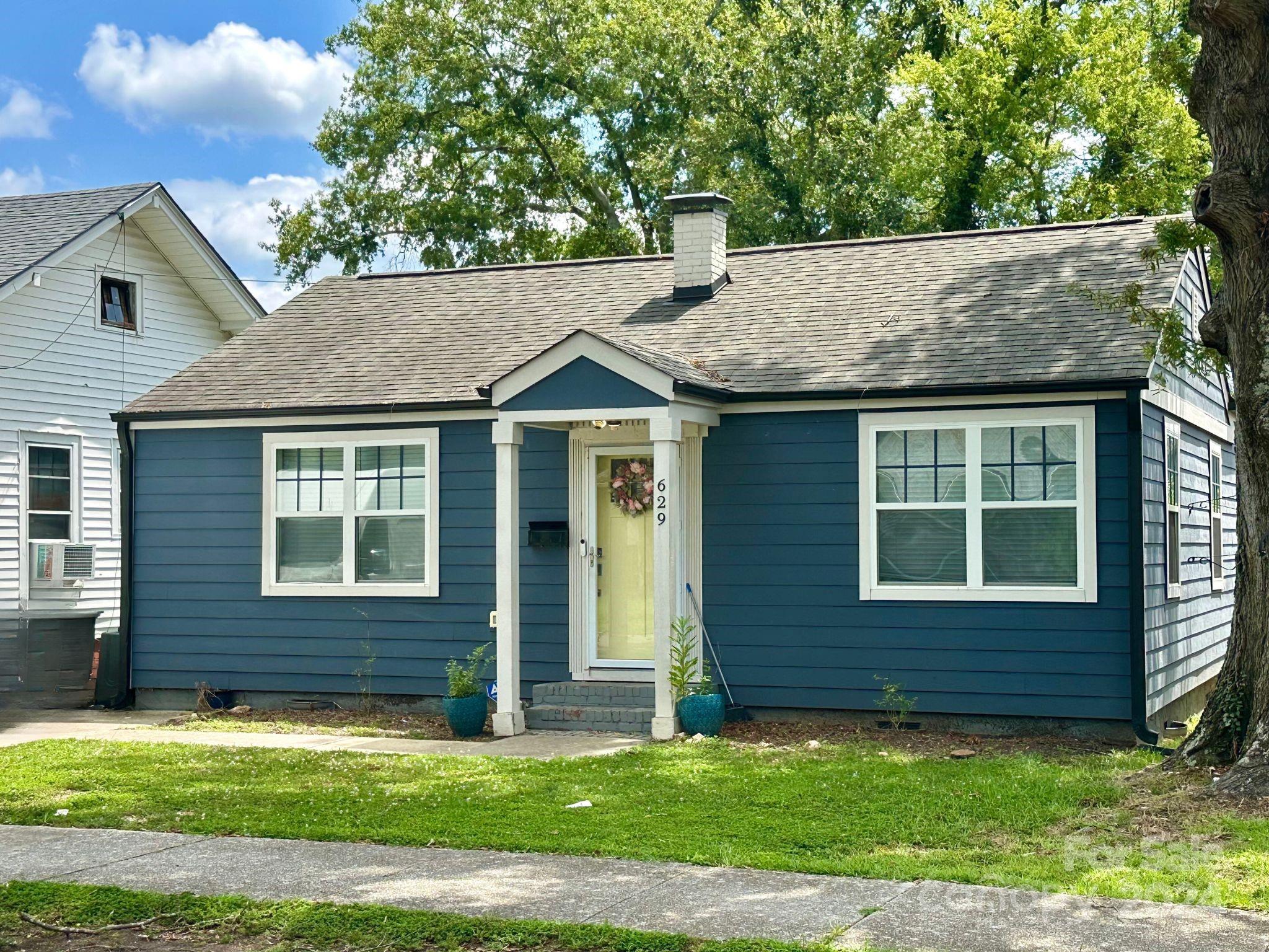 a view of a house with a yard