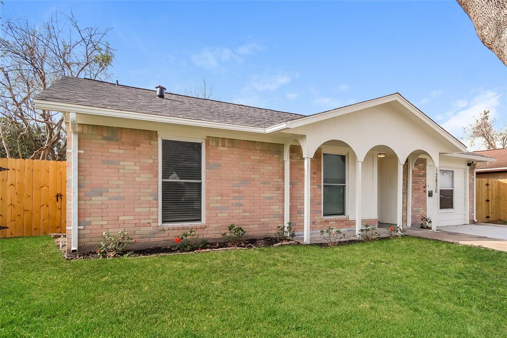 a view of a house with a backyard