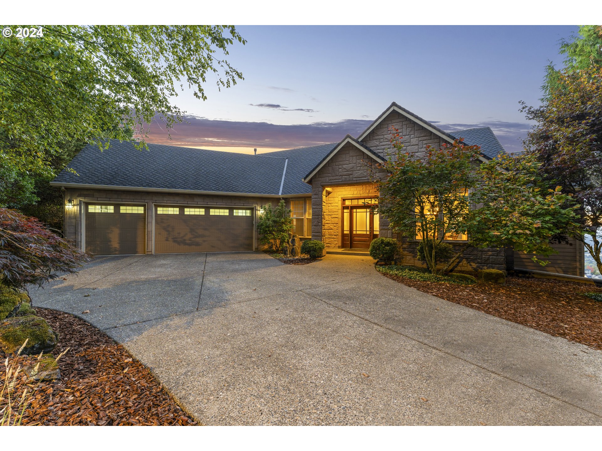 a view of an house with backyard and garden