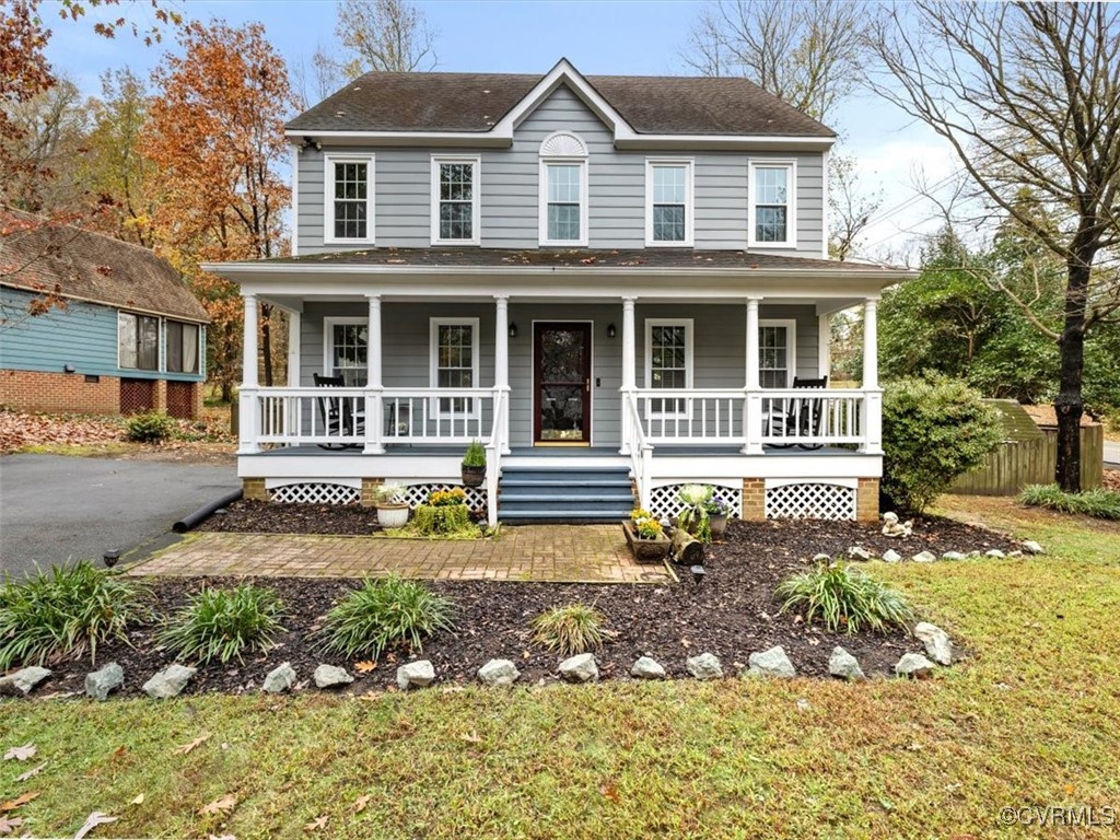 Front of home with inviting full country-style fro