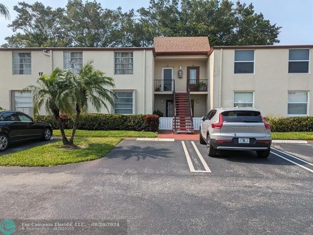 $2,450 | 17 Willowbrook Lane, Unit 106 | Villages of Oriole