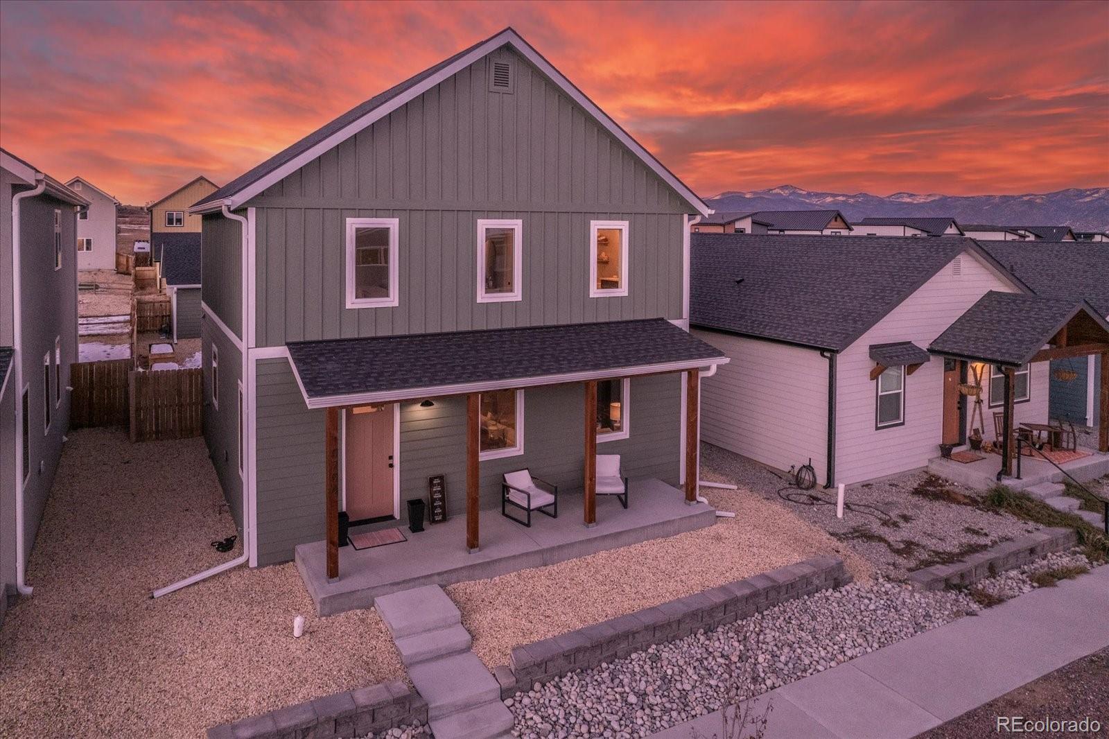 a view of a house with backyard