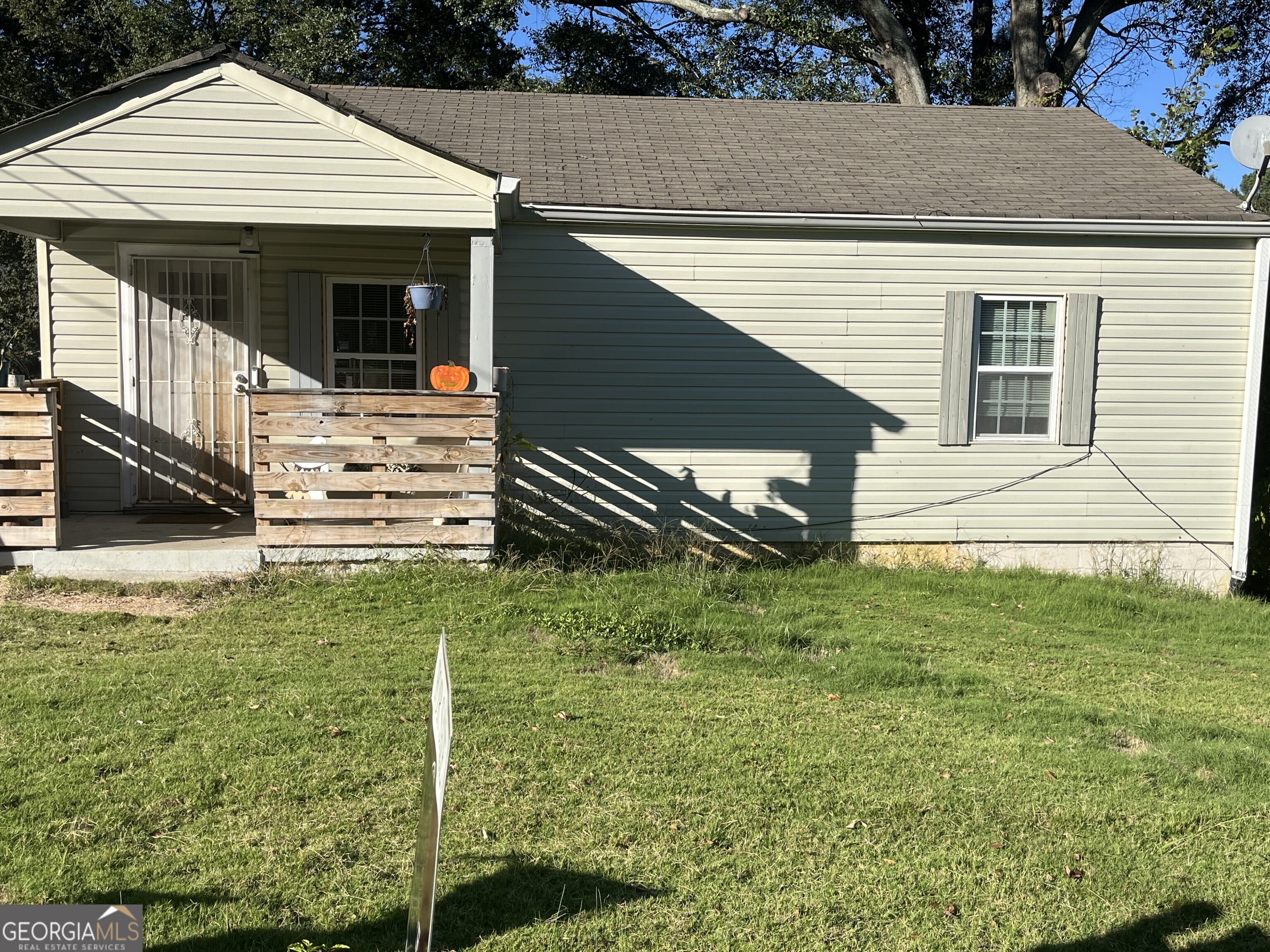 a view of a house with a yard