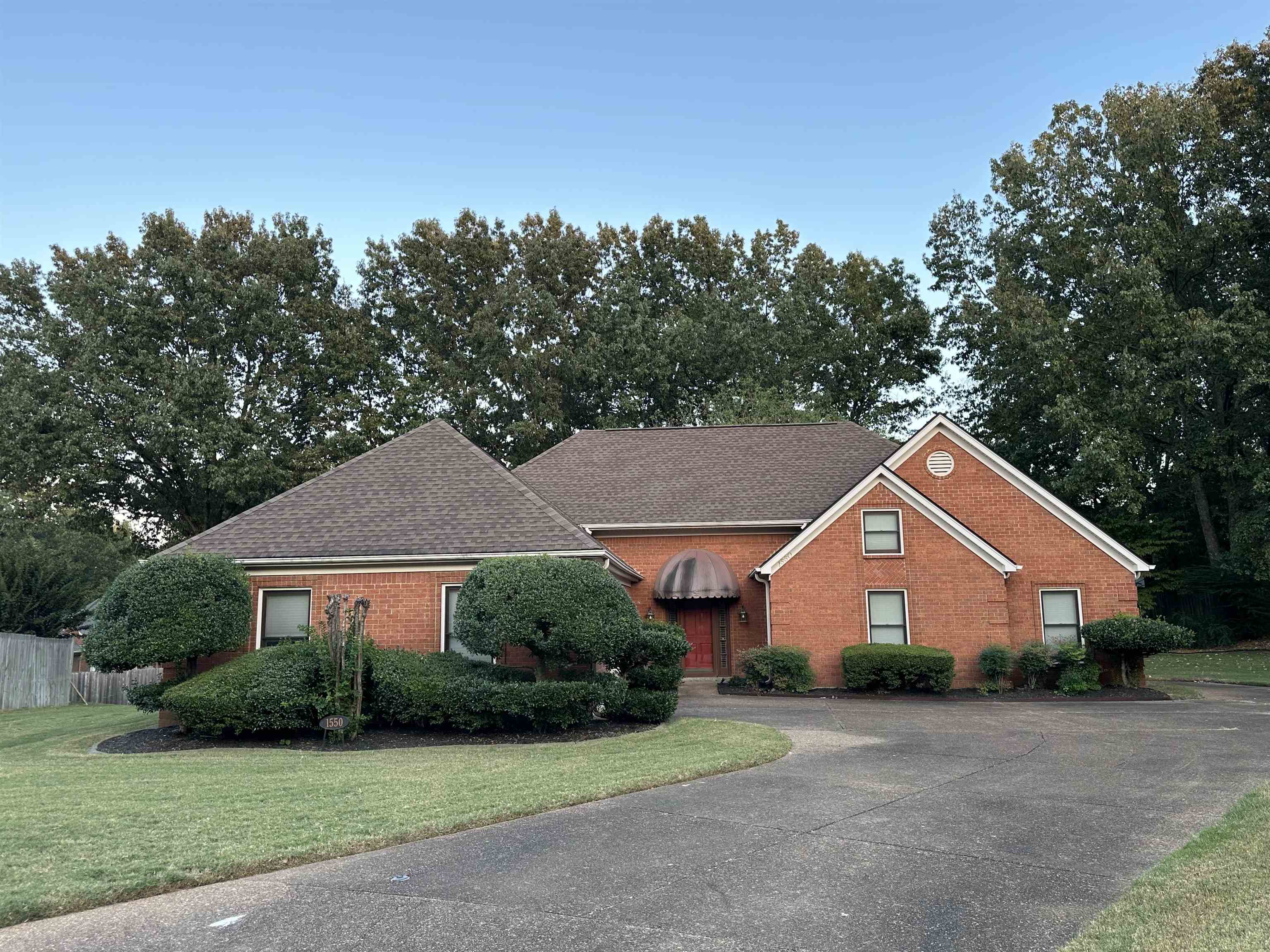 Ranch-style house featuring a front yard