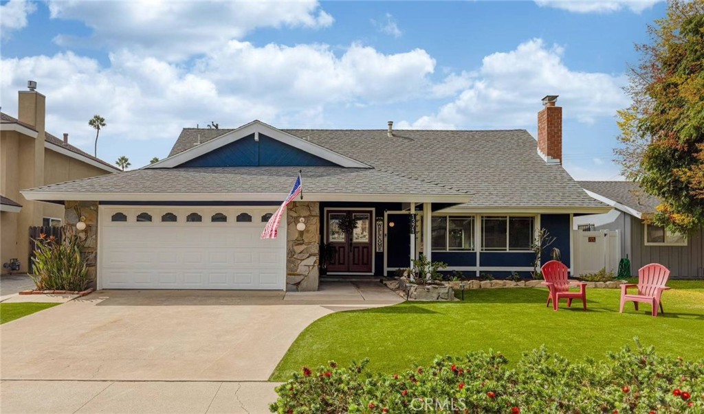 a view of a house with yard and porch