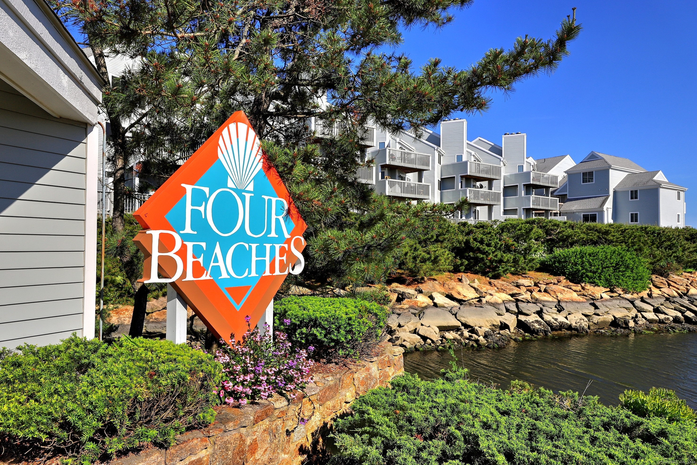 Welcome to the beautiful shoreline community at Four Beaches!