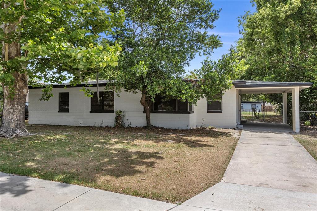 a view of a house with backyard