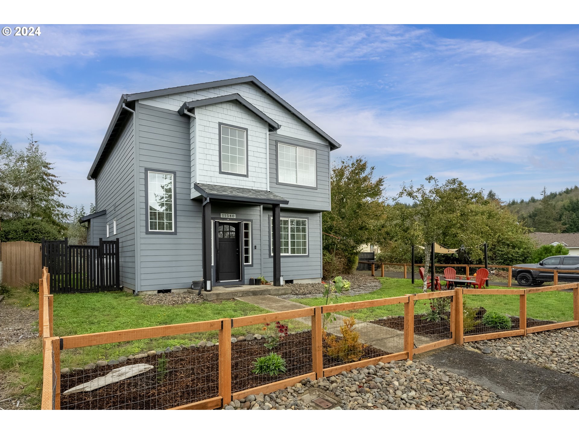 a view of a house with a yard