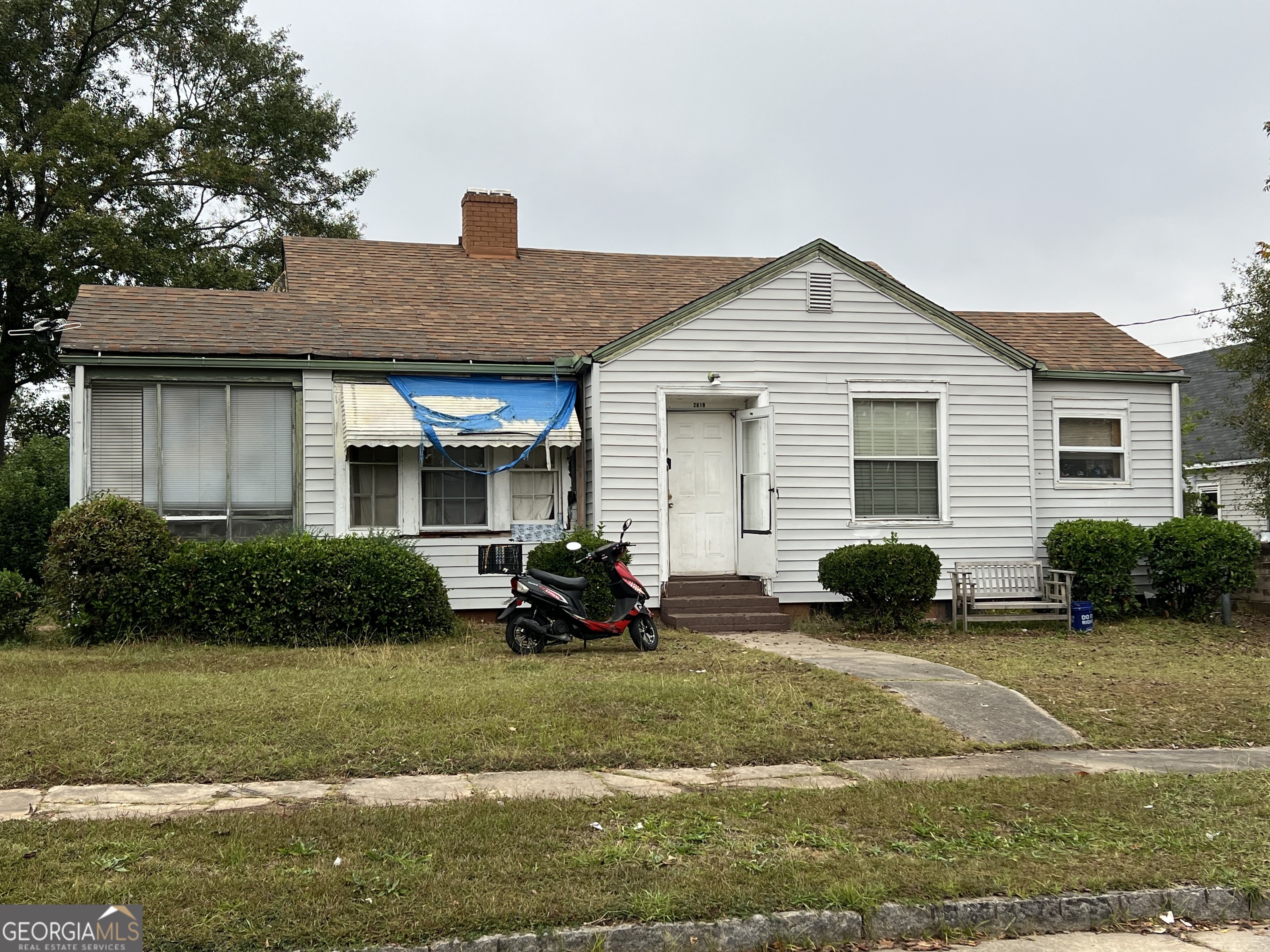 a view of a house with a yard