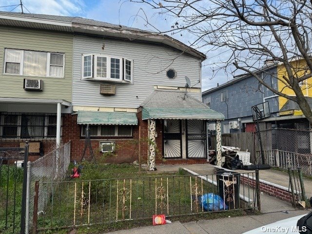 a view of a house with backyard