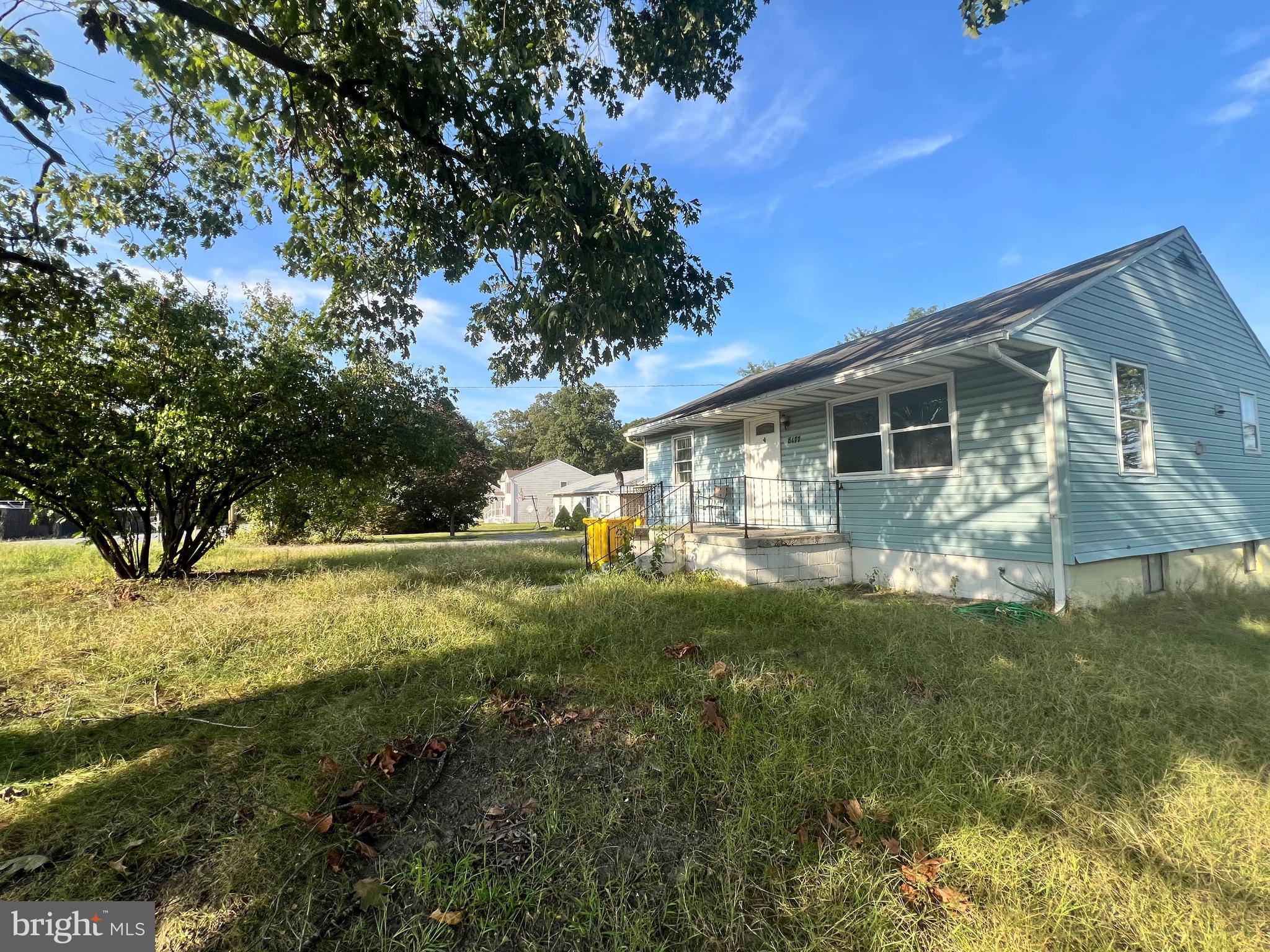 a view of a house with backyard