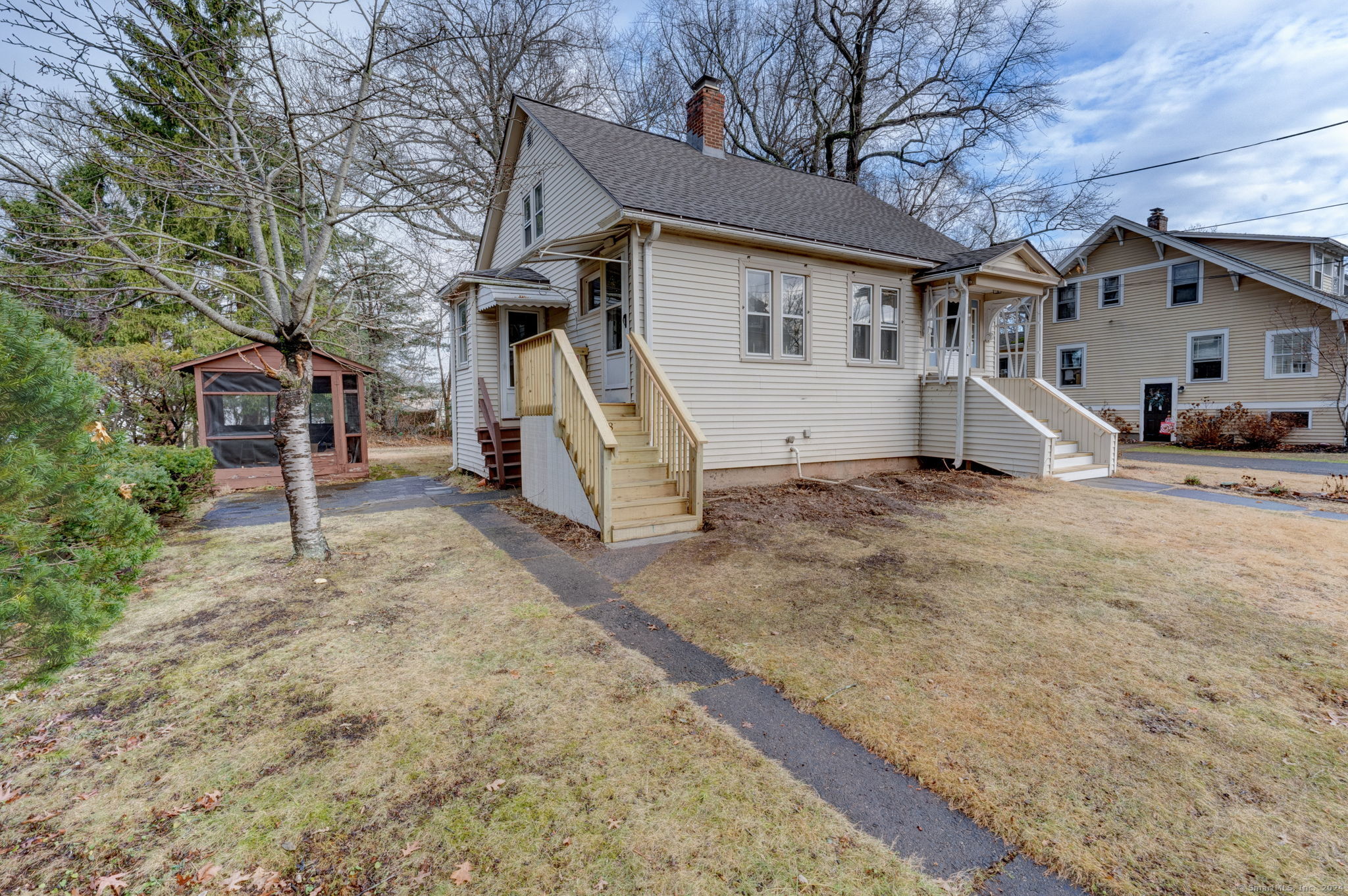 a view of a house with a yard