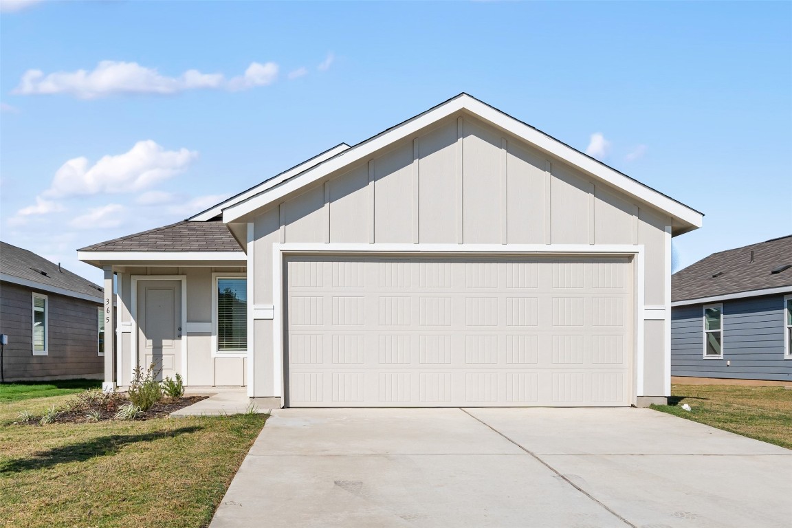 a view of an house with backyard