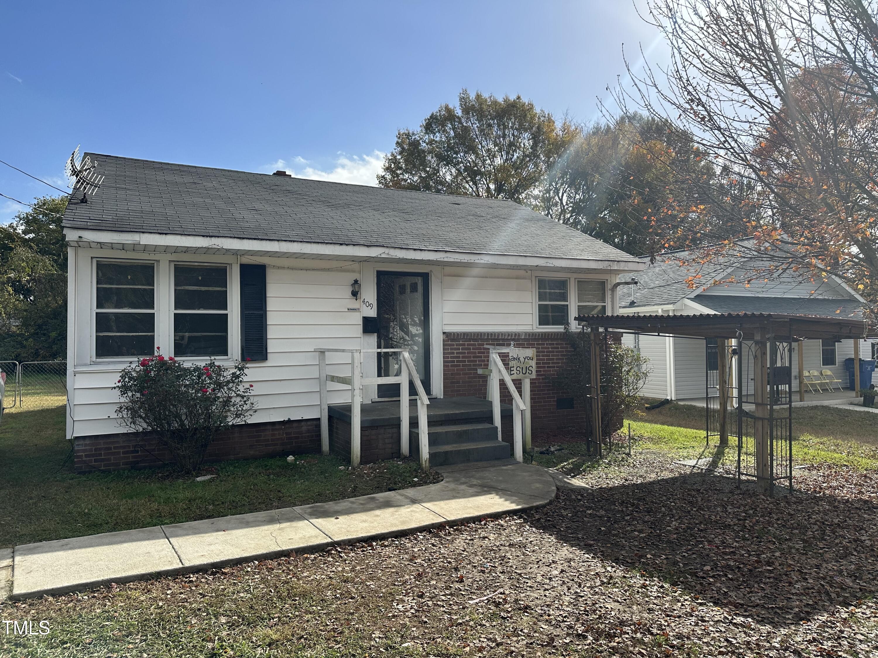 a view of a house with backyard tub and porch