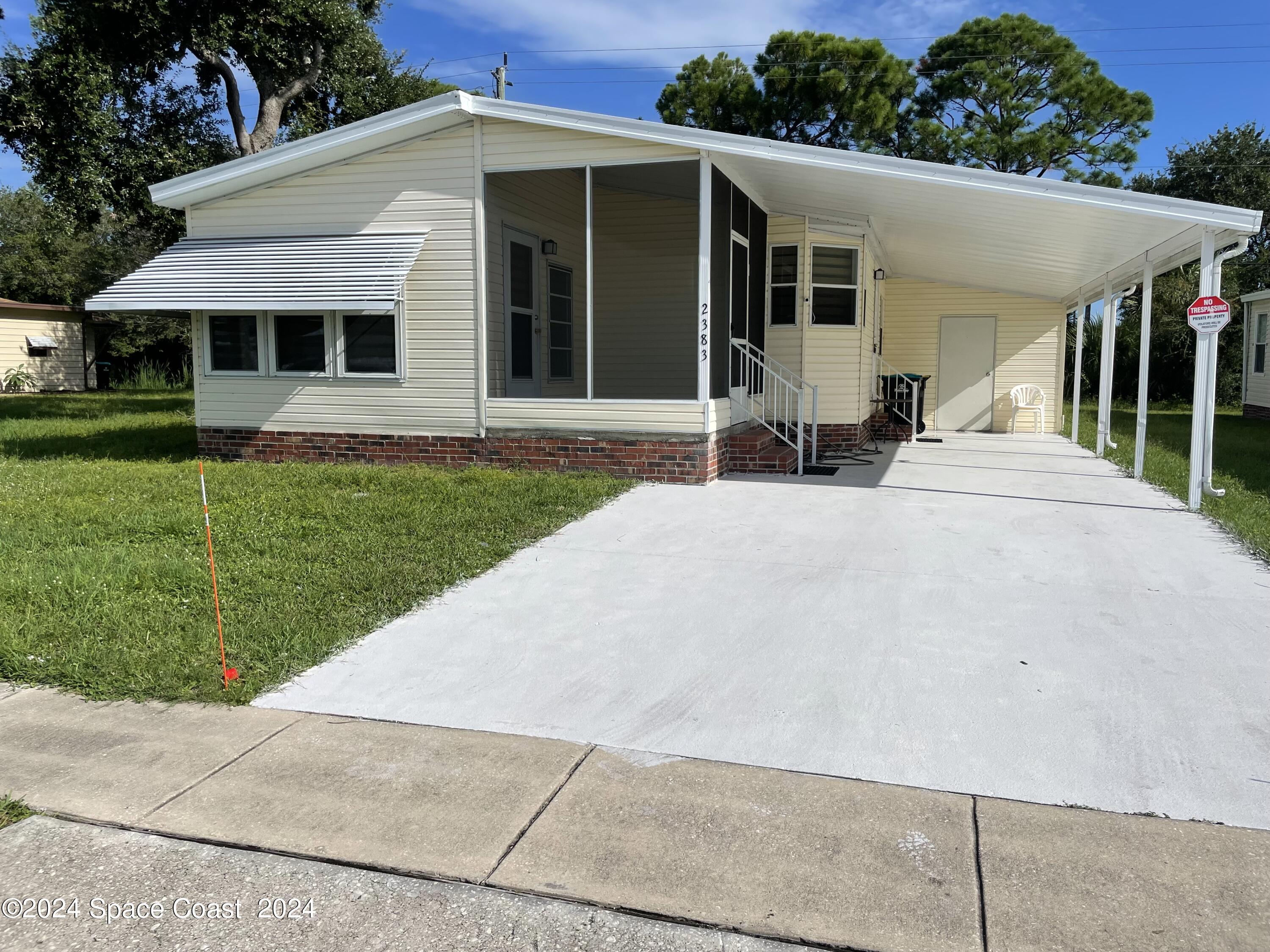 a view of a house with backyard and porch