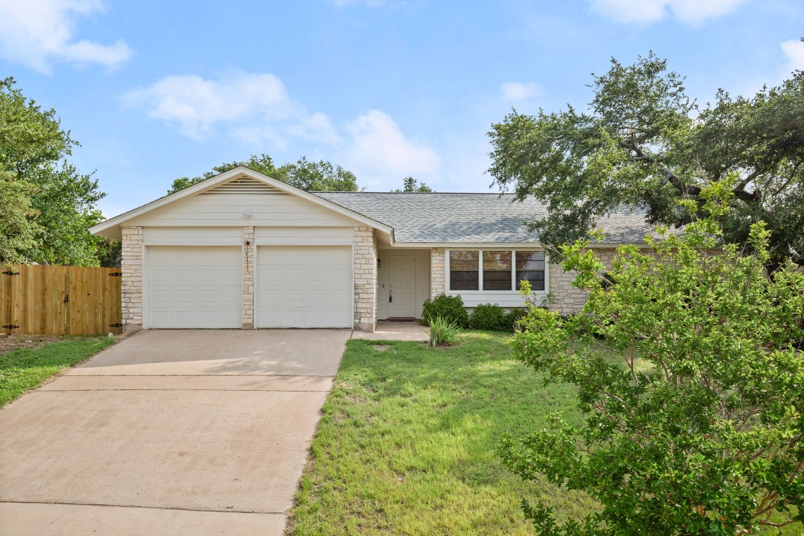 One-Story 3/2 Home located on a calm & peaceful Cul-de-Sac.