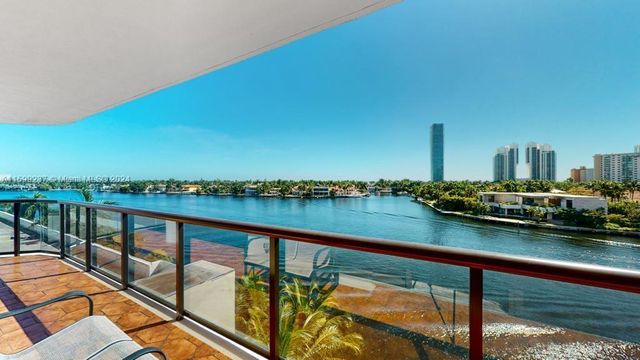 $949,000 | 19667 Turnberry Way, Unit 5J | Aventura