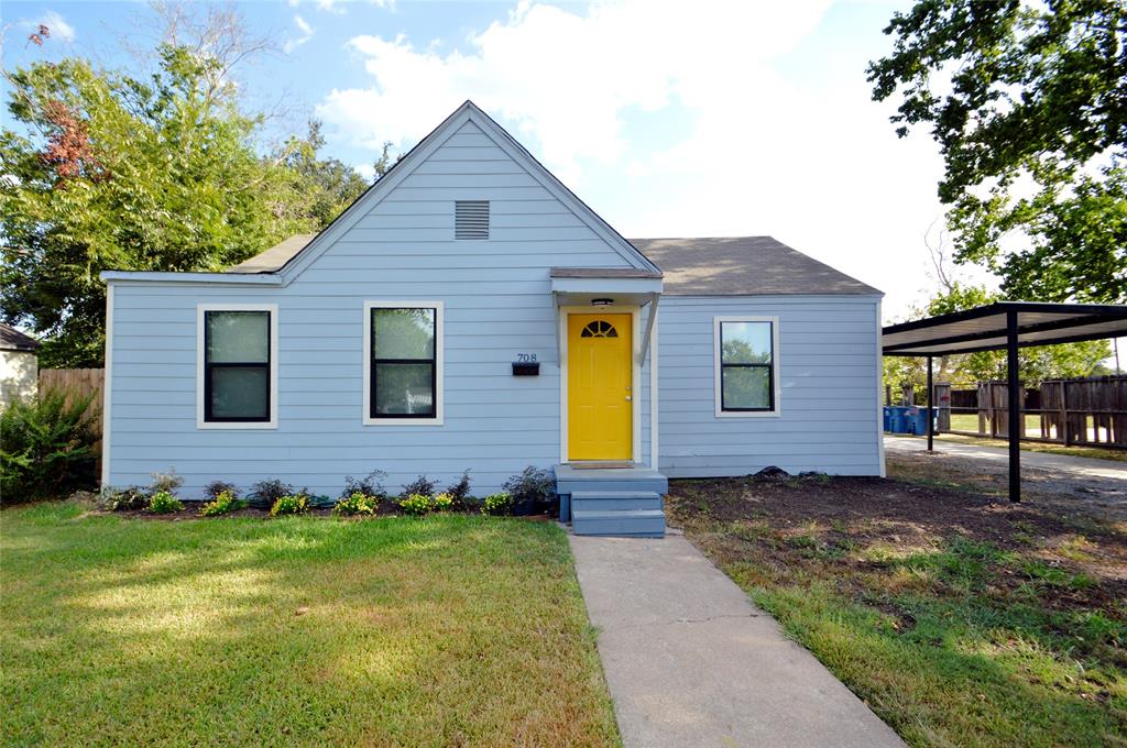 a view of front of a house with a yard