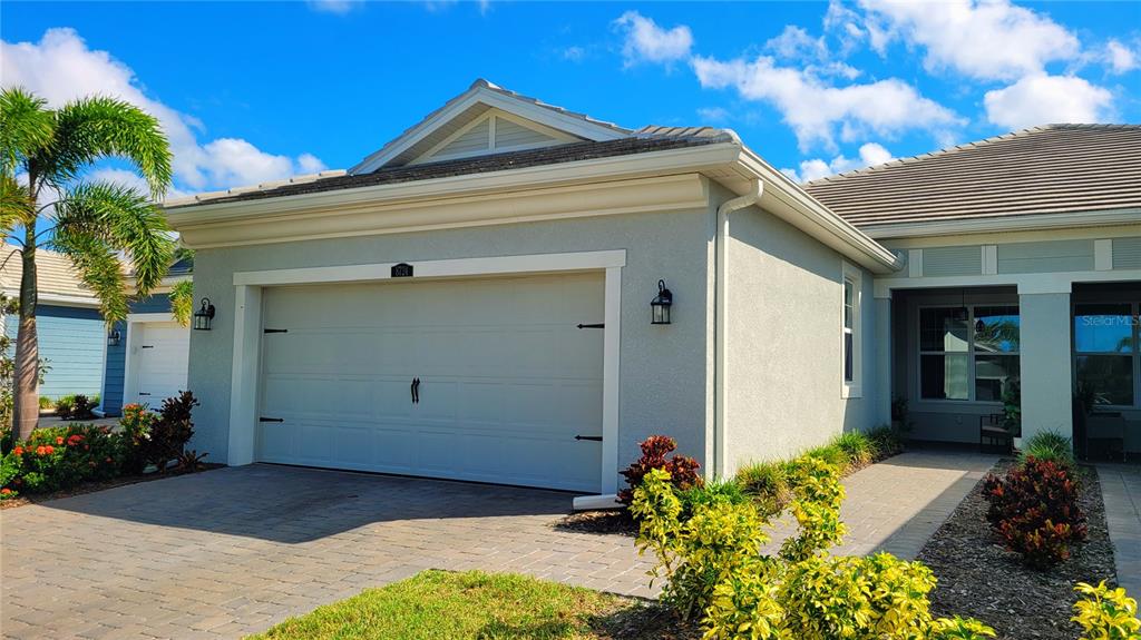 a view of a front of house with a yard