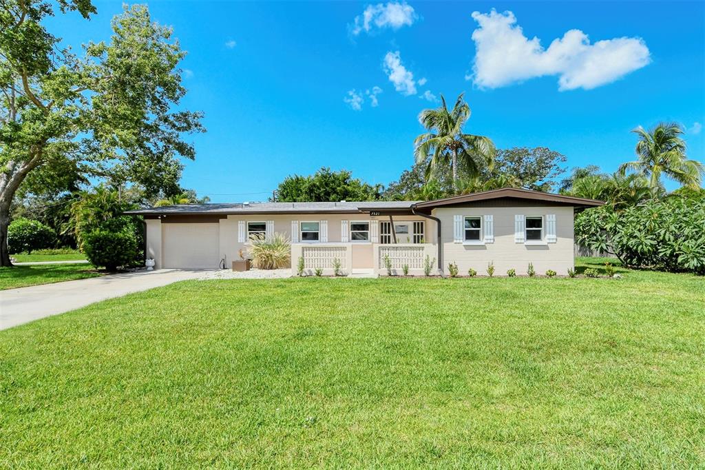 a view of a house with backyard