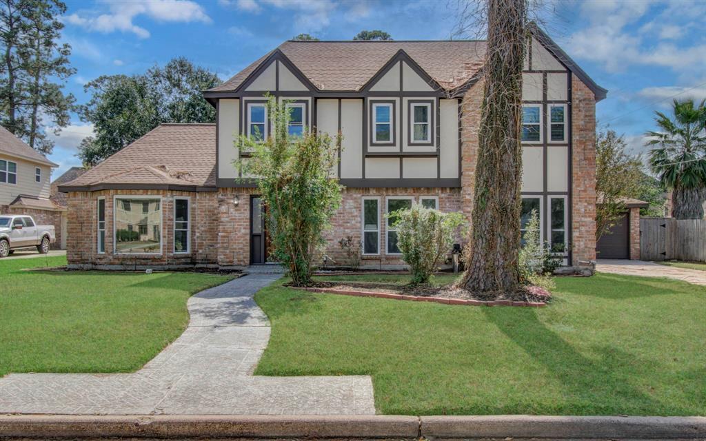 a view of a yard in front of house