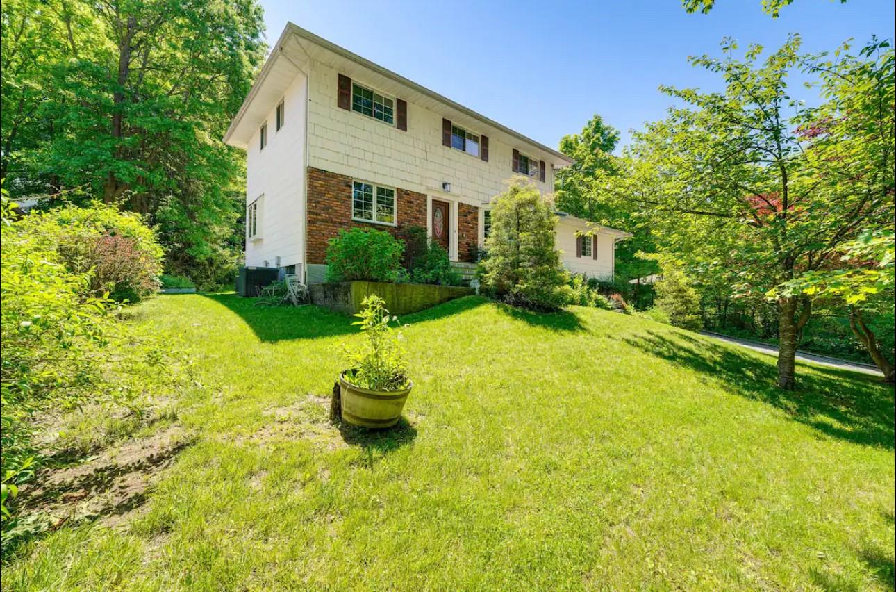 View of front of house featuring a front lawn