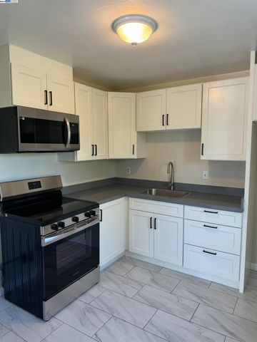 $2,300 | 20864 Wilbeam Avenue | Downtown Castro Valley