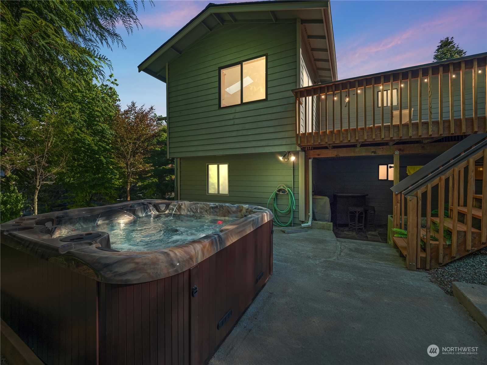 a view of outdoor kitchen and entertaining space