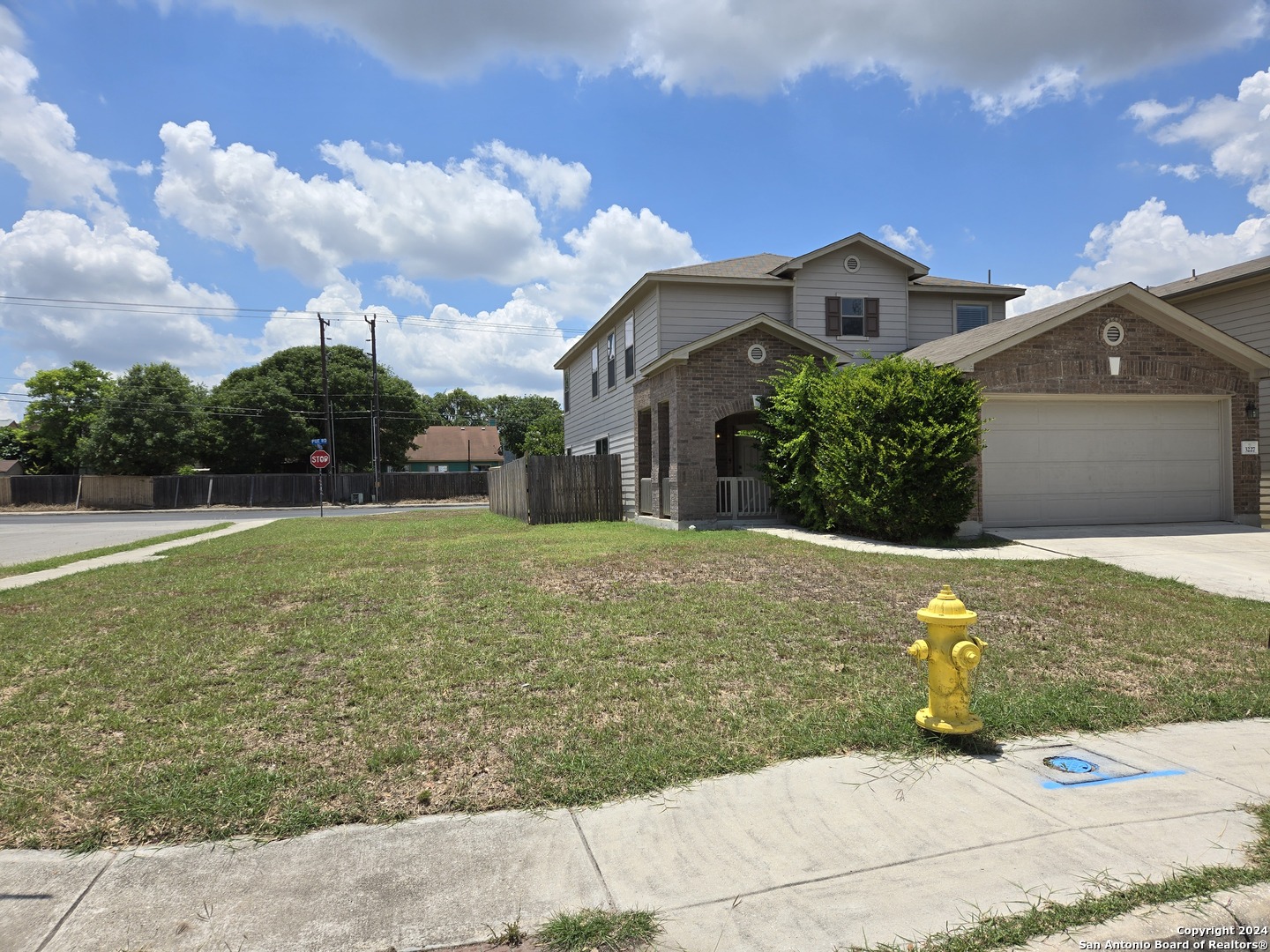 a view of a house with a yard