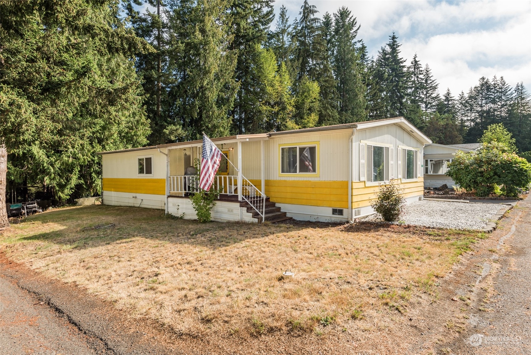 a view of a house with a yard