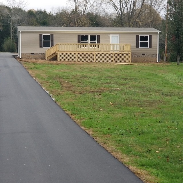 a view of a house with backyard