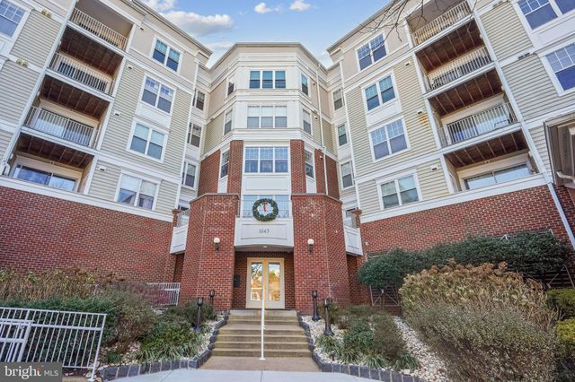 $425,000 | 1645 International Drive, Unit 121 | Lillian Court