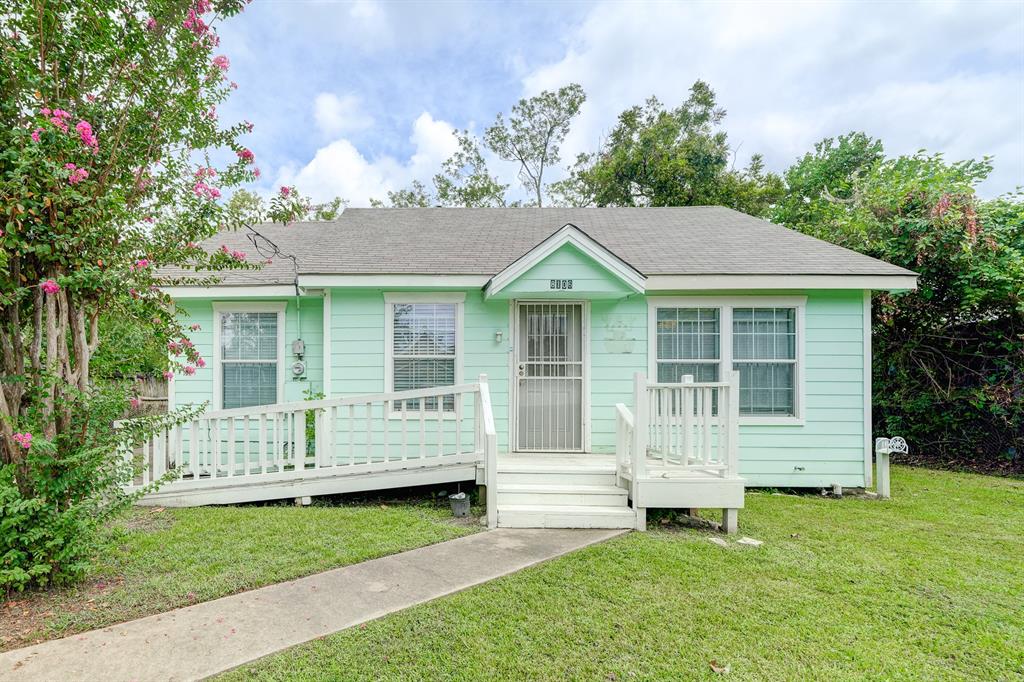 a view of house with a yard