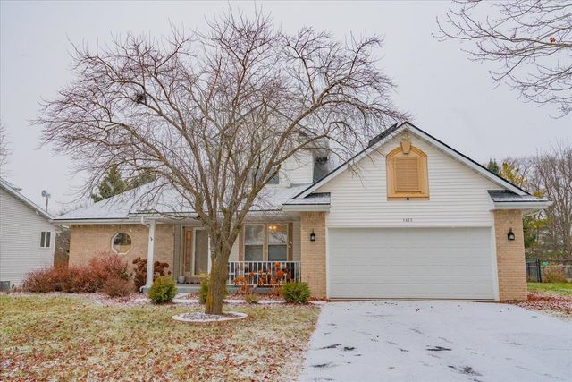 $465,000 | 1413 North Wuthering Hills Drive | Prairie Fox Estates