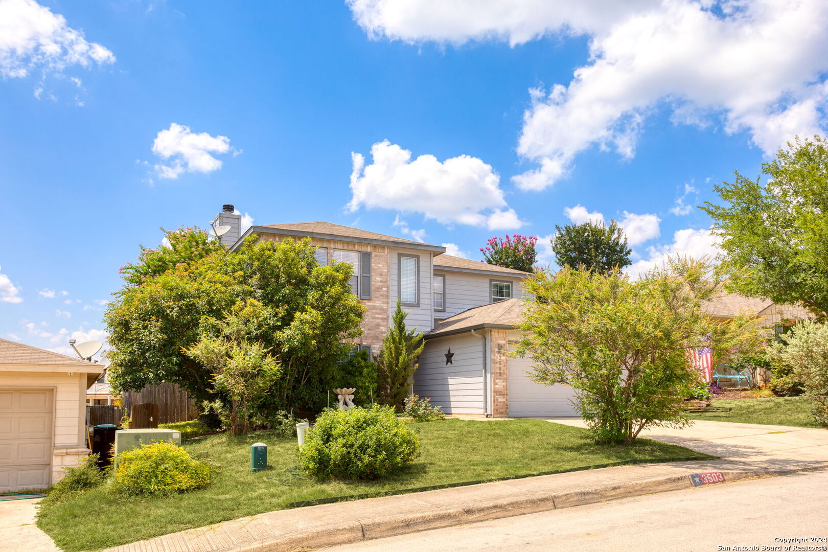 a view of a house with a yard